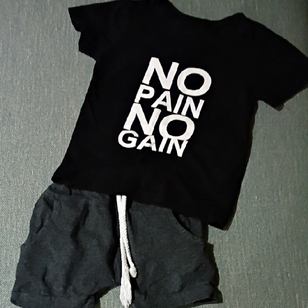 Black 'No Pain No Gain' T-Shirt and Gray Shorts Set